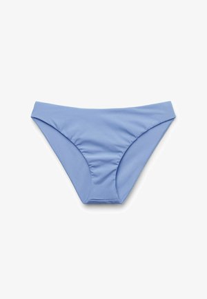 Lyseblåt bikinitrusser til kvinder med lav talje og diskret rynkning foran i midten på hvid baggrund.