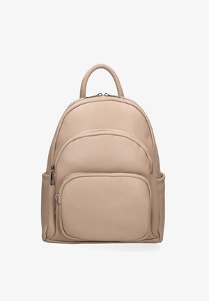 Zaino in pelle beige con manico superiore, due tasche frontali con cerniera e tasche laterali, su sfondo bianco.