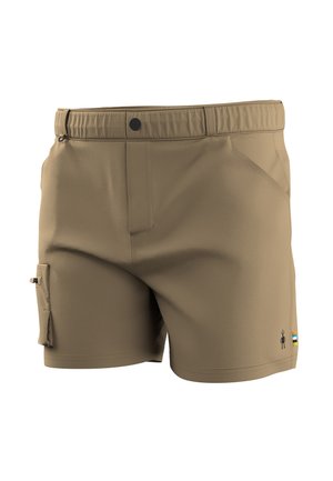 Lichtbruine herenshorts met elastische tailleband, voorste knoop, zijzak met klep en een klein gekleurd label vlak bij de onderzoom.