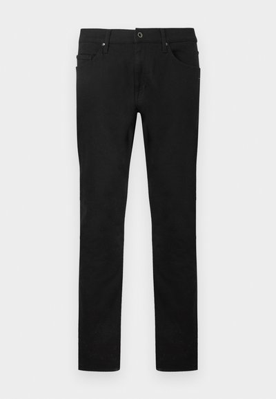 Mustad sirge säärega püksid esikäepidemete ja lukuga, vööaasadega ning viie taskuga, valgel taustal.