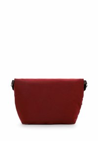 Sac rouge rectangulaire en tissu durable avec une texture douce. Dispose d'un rabat supérieur et d'une sangle réglable marron.