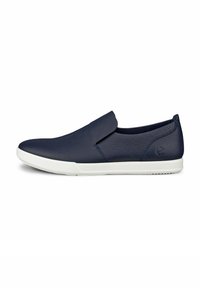 Scarpe slip-on in pelle blu navy con punta rotonda, superficie liscia, pannelli elastici ai lati e suola in gomma bianca. Design minimalista, leggero.