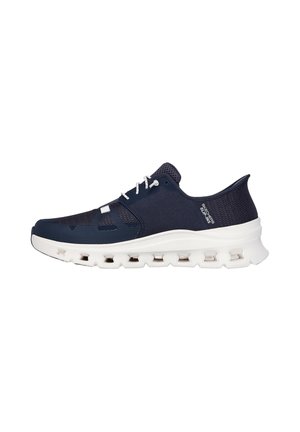 Marineblauwe atletische sneaker met witte zool met rechthoekige openingen en witte veters, ontworpen voor licht comfort en ademend vermogen.