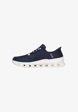 Zapatilla deportiva azul marino con suela blanca que presenta cortes rectangulares y cordones blancos, diseñada para ofrecer comodidad ligera y transpirabilidad.