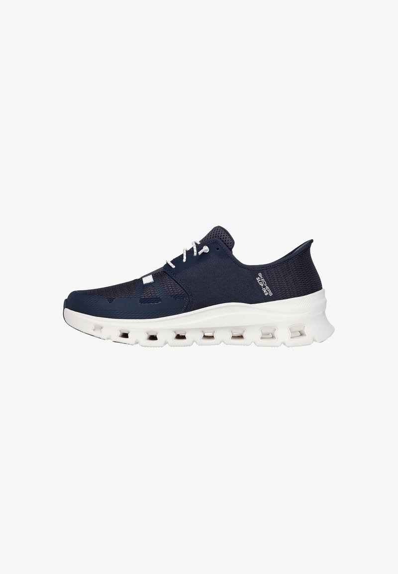 Basket de sport bleu marine avec semelle blanche comportant des découpes rectangulaires et des lacets blancs, conçue pour un confort léger et une bonne respirabilité.