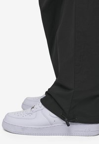 Pegador ARDEN PARACHUTE PANTS - Nadrágok - black/deep purple