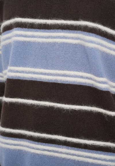 Pull en tricot avec de larges rayures marron foncé, bleu clair et blanc, offrant une texture douce et légèrement duveteuse.
