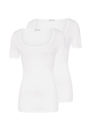 Dwie gładkie białe koszulki z krótkim rękawem i okrągłym dekoltem, pokazane jedna za drugą na białym tle.