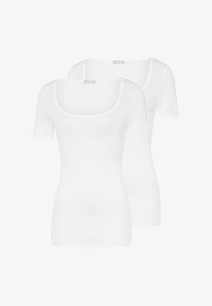 Deux t-shirts blancs unis à manches courtes avec col rond ajusté, présentés l’un derrière l’autre sur fond blanc.