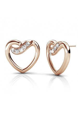 Orecchini a forma di cuore in oro rosa con un design attorcigliato, arricchiti da tre strass trasparenti incastonati su un lato, finitura lucida.