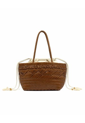 Borsa tote in vimini intrecciato marrone con manico singolo e chiusura con cordoncino in tessuto bianco con nappine su ciascun lato.