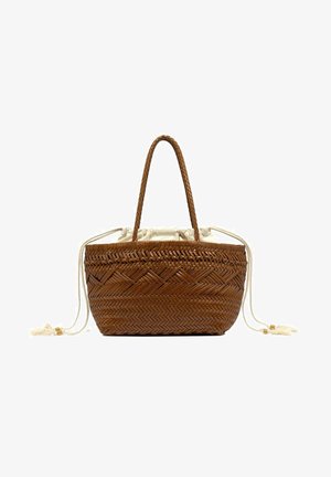 Borsa tote in vimini intrecciato marrone con manico singolo e chiusura con cordoncino in tessuto bianco con nappine su ciascun lato.