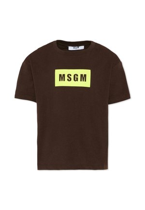 T-shirt marrone a maniche corte con una toppa rettangolare gialla e la scritta "MSGM" in grassetto nero al centro sul davanti.