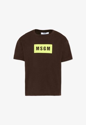 T-shirt marron à manches courtes avec un patch rectangulaire jaune et un texte noir audacieux "MSGM" centré sur le devant.