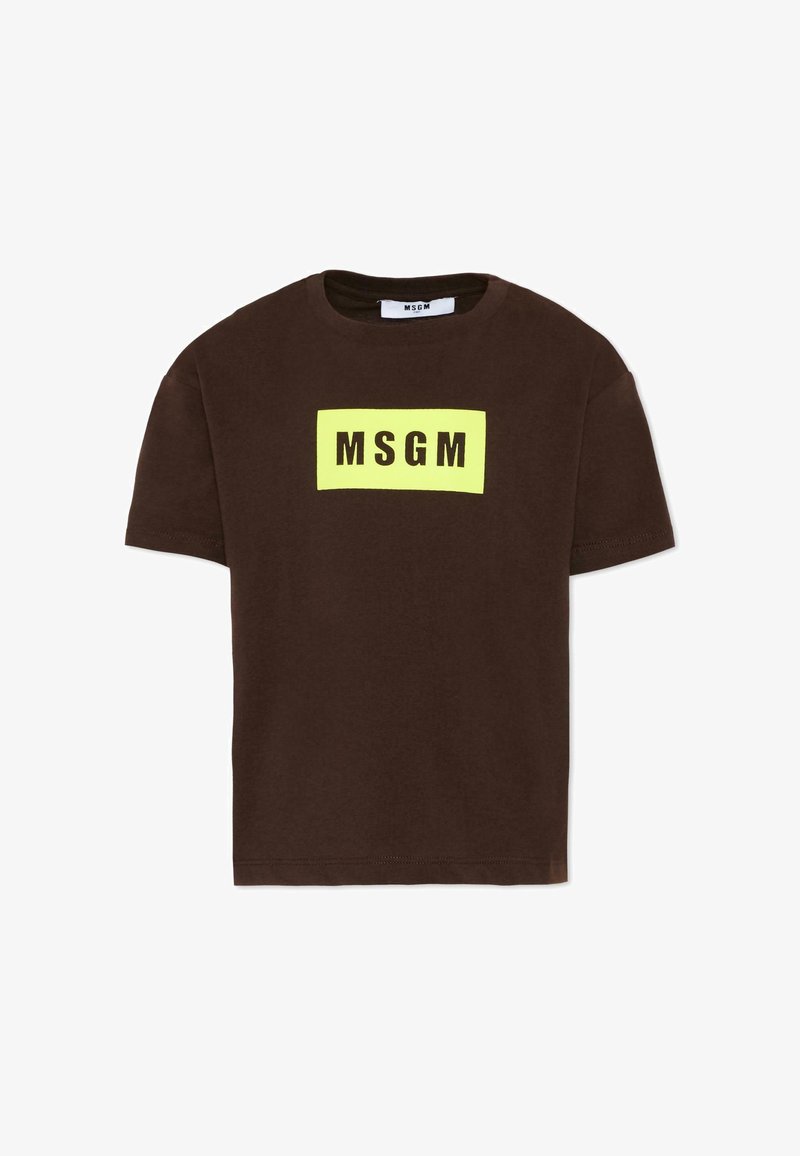 T-shirt marrone a maniche corte con una toppa rettangolare gialla e la scritta "MSGM" in grassetto nero al centro sul davanti.
