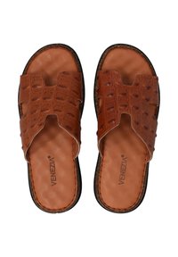 Bruine leren slide sandalen met een gestructureerd krokodillenpatroon, open teenontwerp, gevoerde binnenzool en contrasterende zwarte zool.