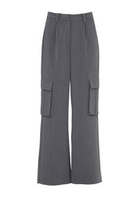 Pantaloni cargo grigi a gamba larga realizzati in tessuto testurizzato, con due tasche laterali. Presentano pieghe e passanti per cintura, offrendo una vestibilità ampia.