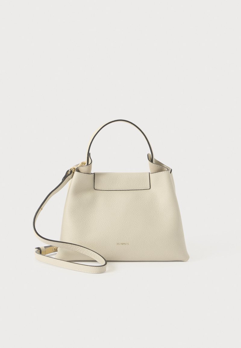 Borsa handbag strutturata in pelle beige con manico superiore e cinturino regolabile. Caratterizzata da un design minimalista, texture liscia e un sottile dettaglio del logo.