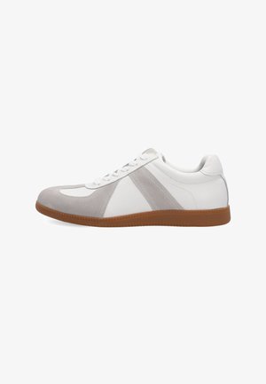Weißer und grauer Low-Top-Sneaker mit weißen Schnürsenkeln und brauner Gummisohle, von der Seite auf weißem Hintergrund gezeigt.
