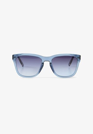 Lunettes de soleil rectangulaires translucides bleues avec verres foncés dégradés sur fond blanc.