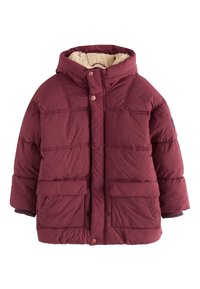 Veste matelassée bordeaux avec capuche, doublure douce en sherpa, deux poches avant et poignets élastiques. Matière légère et matelassée.