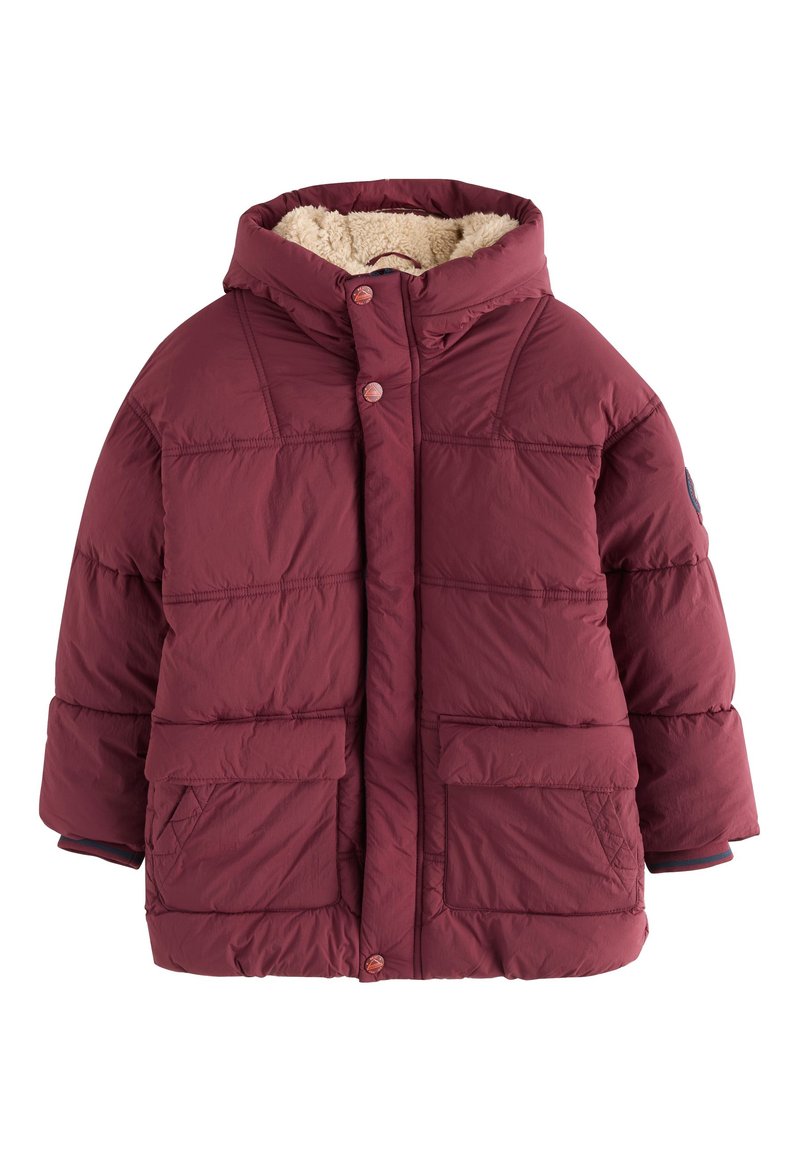 Veste matelassée bordeaux avec capuche, doublure douce en sherpa, deux poches avant et poignets élastiques. Matière légère et matelassée.