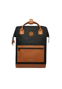 Schwarzer Stoffrucksack mit tanfarbenen Lederakzenten, ausgestattet mit einer vorderen Reißverschlusstasche, einem stabilen Griff und einer strukturierten Oberfläche. Rundes Logo oben.