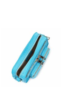 Blauwe lederen tas met twee ritscompartimenten, voorzien van zilverkleurig beslag en een gestructureerde afwerking. Compacte en rechthoekige vorm.