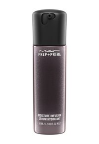 Siero MAC Prep + Prime Moisture Infusion in una bottiglia trasparente e luccicante di colore viola scuro. Presenta un tappo a pompa nero e etichette con testo bianco.
