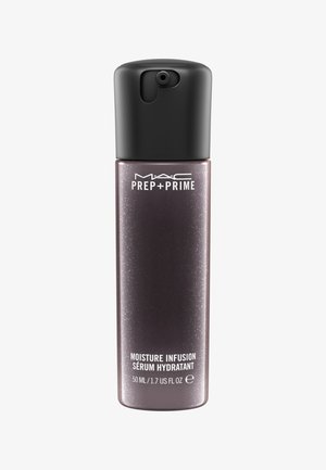 MAC Prep + Prime Moisture Infusion Serum in einer klaren, schimmernden, dunkelvioletten Flasche. Mit einem schwarzen Pumpdeckel und weißen Schriftzügen auf den Etiketten.