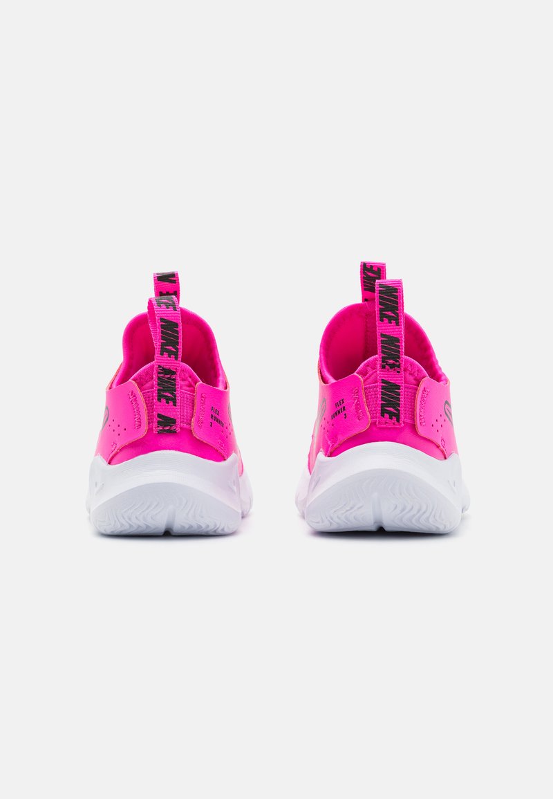 Baskets de sport roses en matériau flexible, de forme arrondie, avec des semelles blanches et une marque noire sur les languettes du talon. Texture lisse.