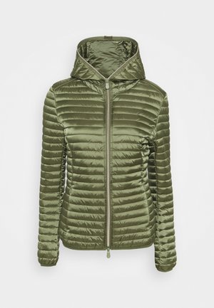 Leichte olivgrüne gesteppte Jacke mit Kapuze, durchgehendem Reißverschluss und enganliegenden langen Ärmeln.