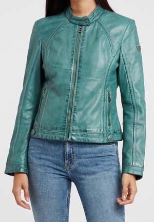 Türkisfarbene Lederjacke mit Frontreißverschluss, Druckknopfkragen, Reißverschlusstaschen und dekorativen Nähten, getragen zu blauen Jeans.