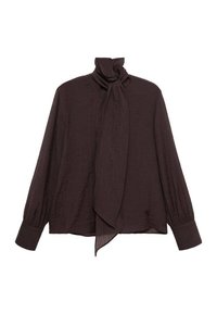 Blouse à manches longues en tissu froissé marron foncé. Présente un col haut avec un détail à nouer et des manches à poignet. Texture lisse et légère.