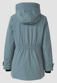 Svijetloplava parka jakna s kapuljačom, elastičnim strukom i dugim rukavima s crnim manžetama; izrađena od glatkog, vodootpornog materijala.