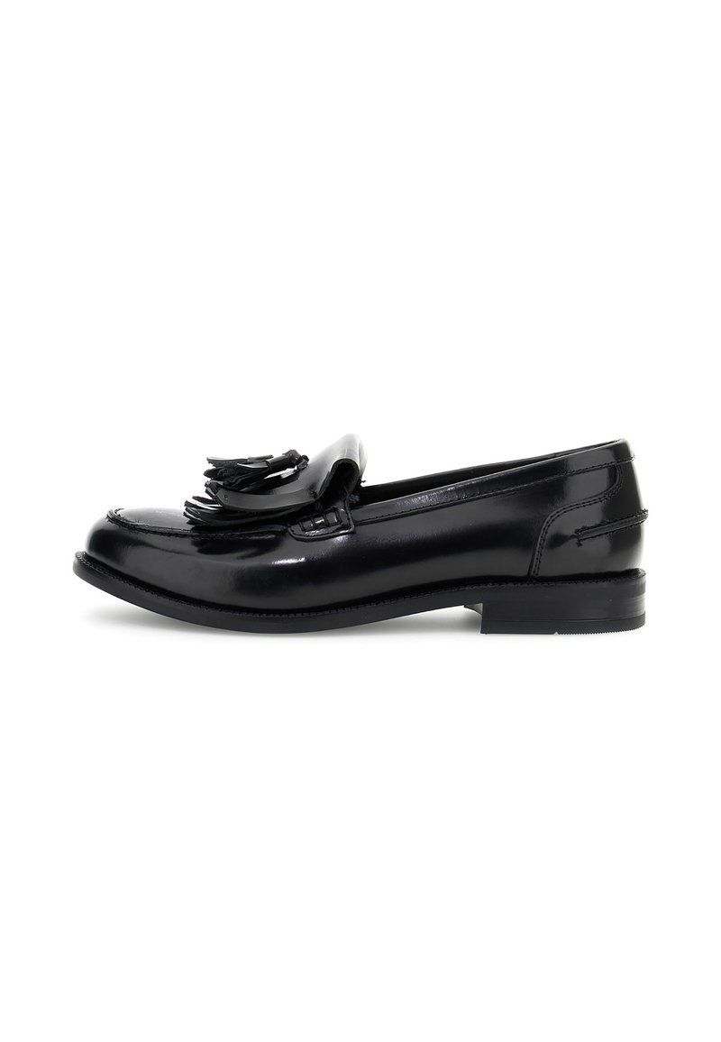 Schwarze Lederloafers mit glänzender Oberfläche, dekorativer Fransenverzierung auf dem Vorderblatt und niedrigem, zulaufendem Absatz. Glatte Textur und runde Schuhspitze.