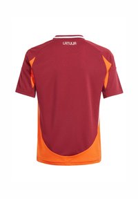 Maillot de sport bordeaux avec des panneaux latéraux orange, manches courtes et un col blanc. « LATVIJA » est imprimé en blanc sur le dos.