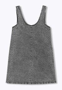 Robe en denim gris avec un col arrondi, sans manches, agrémentée de clous argentés le long des côtés. Coupe simple et droite.