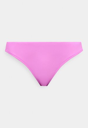 Ροζ μονόχρωμο κάτω μέρος μπικίνι με χαμηλή μέση και στενές πλαϊνές λωρίδες σε απλό ανοιχτό φόντο.