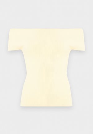 Haut court crème en tricot côtelé à épaules dénudées et à manches courtes avec une silhouette cintrée à la taille sur un fond gris clair.