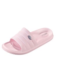 Sandale à talon en rose, fabriquée en matériau doux avec trois sangles texturées. Dispose d'une semelle en caoutchouc avec un fond à motif pour une meilleure adhérence. Accent logo argenté.