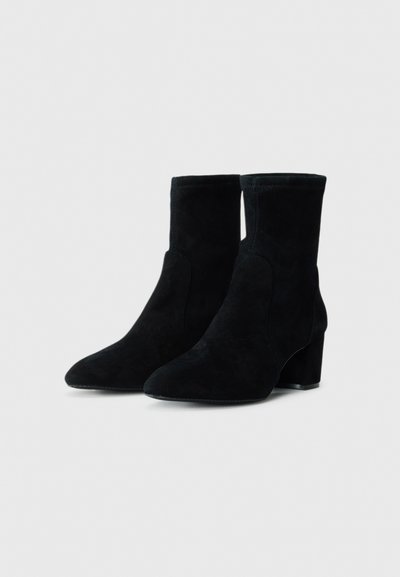 Botine negre din suede, cu vârf ascuțit, design structurat și toc gros. Textură netedă cu un design superior fără cusături.