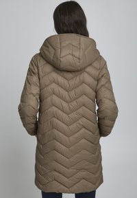 Hnedá puffa bunda s kapucňou, s chevronovým prešívaním, dlhými rukávmi a strednou dĺžkou. Hladká textura a elegantný tvar.