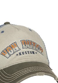 Gorra de béisbol caqui con visera verde oscuro. Presenta el logo bordado "VON DUTCH KUSTOM" en naranja, gris y azul en la parte frontal. Tela texturizada.