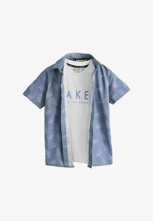 Kék rövid ujjú, gombos ing finom logómintával, fehér póló fölött viselve, melynek kék "BAKER BY TED BAKER" felirata van.