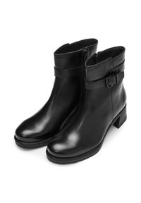 Bottines en cuir noir avec une texture lisse, fermeture éclair latérale, large sangle avec détail de boucle et un petit talon carré.