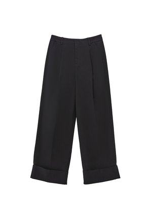 Pantalon noir à jambes larges en tissu léger, doté de deux poches avant, de plis sur le devant et d'un ourlet retroussé.