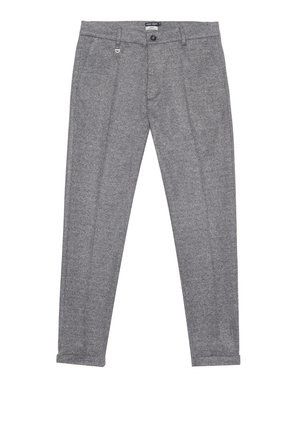 Pantalones ajustados de textura gris con botón frontal, trabillas para cinturón y bolsillos laterales, colocados planos sobre un fondo blanco.