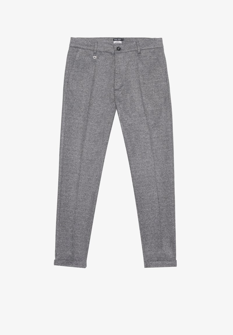 Pantalon gris texturé coupe slim avec un bouton à l'avant, passants pour ceinture et poches latérales, posé à plat sur un fond blanc.