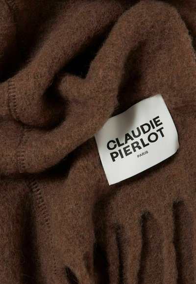 Sciarpa di lana marrone con una finitura morbida e texturizzata. Presenta un'etichetta con la scritta "CLAUDIE PIERLOT PARIS" in grassetto nero.